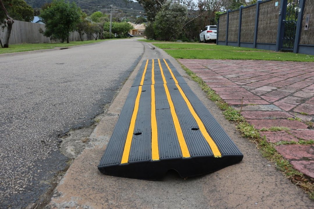 Rolled-edge driveway kerbs